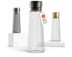 LARS NYSØM Bækvand Waterkaraf 1,5L met Roestvrijstalen Deksel & Zeef - Elegante Glazen Karaf & Schenkkan voor Sap, Thee & Limonade - Vaatwasmachinebestendig (Pure/Carbon Black)