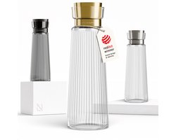 LARS NYSØM Bækvand Waterkaraf 1,5L met Roestvrijstalen Deksel & Zeef - Elegante Glazen Karaf & Schenkkan voor Sap, Thee & Limonade - Vaatwasmachinebestendig (Pure/Brushed Gold)