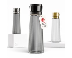 LARS NYSØM Bækvand Waterkaraf 1L met Roestvrijstalen Deksel & Zeef - Elegante Glazen Karaf & Schenkkan voor Sap, Thee & Limonade - Vaatwasmachinebestendig (Graphite/Carbon Black)