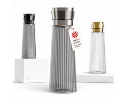 LARS NYSØM Bækvand Waterkaraf 1L met Roestvrijstalen Deksel & Zeef - Elegante Glazen Karaf & Schenkkan voor Sap, Thee & Limonade - Vaatwasmachinebestendig (Graphite/Stainless Steel)