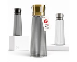 LARS NYSØM Bækvand Waterkaraf 1L met Roestvrijstalen Deksel & Zeef - Elegante Glazen Karaf & Schenkkan voor Sap, Thee & Limonade - Vaatwasmachinebestendig (Graphite/Brushed Gold)