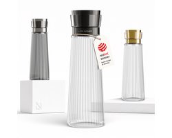 LARS NYSØM Bækvand Waterkaraf 1L met Roestvrijstalen Deksel & Zeef - Elegante Glazen Karaf & Schenkkan voor Sap, Thee & Limonade - Vaatwasmachinebestendig (Pure/Carbon Black)