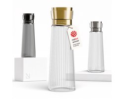 LARS NYSØM Bækvand Waterkaraf 1L met Roestvrijstalen Deksel & Zeef - Elegante Glazen Karaf & Schenkkan voor Sap, Thee & Limonade - Vaatwasmachinebestendig (Pure/Brushed Gold)