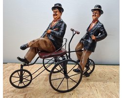 Laurel & Hardy op een metalen fiets beeld - 48cm hoog - polyresin - polystone - Cadeau - Decoratie - Woonaccessoires - Beeld