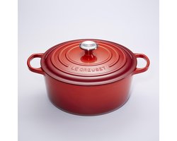 Le Creuset Braadpan Signature Kersenrood – Ø 28 cm / 6,7 Liter – Grote Ronde Gietijzeren Stoofpan – Iconisch Rode Emaille – Voor Gezinsgerechten, Soepen en Langzaam Garen – Geschikt voor Inductie, Oven en Alle Warmtebronnen