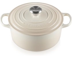 Le Creuset Braadpan Signature Meringue – Ø 24 cm / 4,2 Liter – Klassieke Ronde Braadpan van Gietijzer – Geschikt voor Alle Warmtebronnen – Emaille Coating in Subtiele Meringue Tint – Voor Stoven, Braden en Tafelpresentatie