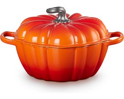 Le Creuset Braadpan Signature Pompoen Oranjerood – Ø 24 cm / 3,7 Liter – Gietijzeren Stoofpan in Pompoenvorm – Iconisch Design met Oranje Emaille – Perfect voor Herfstgerechten, Soepen en Stoven – Geschikt voor Inductie, Oven en Alle Warmtebronnen