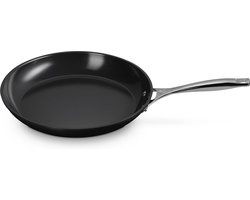 Le Creuset Koekenpan Essential Non-Stick Ceramic - Ø 26 cm - Keramische Antiaanbaklaag - Geschikt voor Inductie, Gas, Elektrisch en Oven - PFAS-vrij - Duurzaam en Makkelijk te Reinigen - Ideaal voor Gezond Koken met Minder Vet
