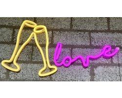 LED glazen en love met neonlicht - Set van 2 stuks - geel neon licht - Op batterijen en USB - hoogte glazen 28 x 1.5 x 28.5 cm - hoogte love 13.5 x 34.5 x 2 cm - Wandlamp - Sfeerlamp - Decoratieve verlichting - Woonaccessoires