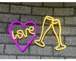 LED hart+love en glazen met neonlicht - Set van 2 stuks - roze en geel+ geel neon licht - Op batterijen en USB - hoogte hart+love 27 x 25.5 x 2 cm - hoogte glazen 28 x 1.5 x 28.5 cm - Wandlamp - Sfeerlamp - Decoratieve verlichting - Woonaccessoires