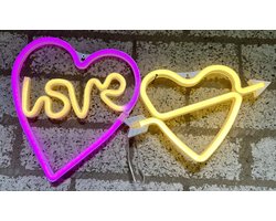 LED hart+love en hart+pijl met neonlicht - Set van 2 stuks – roze + geel en geel neon licht - Op batterijen en USB - hoogte hart+love 27 x 25.5 x 2 cm - hoogte hart+pijl 17 x 28.5 x 2 cm - Wandlamp - Sfeerlamp - Decoratieve verlichting - Woonaccess