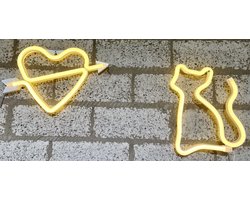 LED hart+pijl en kat met neonlicht - Set van 2 stuks - geel neon licht - Op batterijen en USB - hoogte hart+pijl 17 x 28.5 x 2 cm- hoogte kat 17 x 1.5 x 23.5 cm - Wandlamp - Sfeerlamp - Decoratieve verlichting - Woonaccessoires