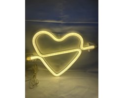 LED Hart+Pijl met neonlicht - geel neon licht - Op batterijen en USB - hoogte 17 x 28.5 x 2 cm - Wandlamp - Sfeerlamp - Decoratieve verlichting - Woonaccessoires
