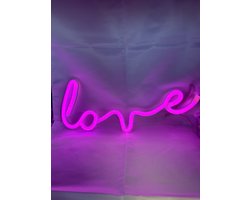 LED Love met neonlicht - roze neon licht - Op Batterijen en USB - hoogte 13.5 x 34.5 x 2 cm - Wandlamp - Sfeerlamp - Decoratieve verlichting - Woonaccessoires