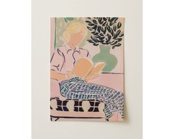 Lezende Vrouw Roze Bank - Poster 70x100 cm sfeervolle wanddecoratie voor woonkamer en slaapkamer - Premium papier - Zonder lijst