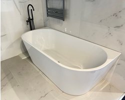 Ligbad Saar - Half Vrijstaand - 180x80x58 cm - Glasvezelversterkt Acryl - Glans Wit - Inclusief Badwaste en Overloop Chroom (SHOWROOMMODEL)