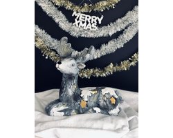 Liggend rendier sterren 35 cm hoog - keramiek - decoratiefiguur - interieur en tuin - geschikt voor binnen en buiten - cadeau - geschenk - kerstcollectie - kerstman - kerstdecoratie - kerstfiguur