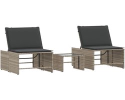 Ligstoelen set lichtgrijs van PE-rotan met tafel, 2 stuks. Verstelbare ligstoelen met 4-voudig verstelbare rugleuning en glazen tafelblad, afneembare kussenslopen