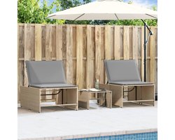 Ligstoelen, set van 2 stuks, met tafel, beige, polyrotan PE-vlechtwerk, tuinmeubelen, verstelbare rugleuning en glazen tafelblad, outdoor lounge zitgroep voor terras