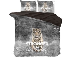Lits-jumeaux dekbedovertrek (dekbed hoes) antraciet grijs met grote rennende tijger met retro driehoek patroon en tekst “stronger than yesterday” KATOEN 240 x 220 cm (wilde dieren / tiger beddengoed / cadeau idee Sint en Kerst!)