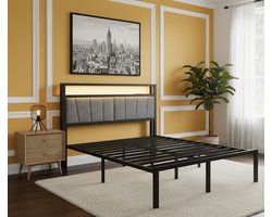 Luna Elegance Luxe Bed 140x200 cm – Modern Gestoffeerd Tweepersoonsbed met LED-verlichting, USB Laadstation en Geheugenschuim Hoofdbord – Comfortabel & Robuust – Ideaal voor Volwassenen en Tieners – Medahomestore