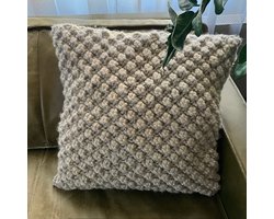 Luna-Leena duurzame sierkussen + binnenkussen 50x50cm - grijs wol - gehaakt met siersteek aan de voorkant - knoopsluiting achterkant - hand gebreid in Nepal - boho - Ibiza - hand crochet cushion - interieur