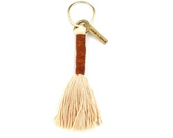 Luna-Leena duurzame sleutelhanger/ tashanger met kwast van ecru biologisch katoen en bruin leer - handgemaakt in Nepal - bag hanger - long keychain tassel - off white - kado - cadeau - boho - Ibiza - bohemian
