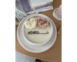 Luxe Handgemaakte Kaars in Schaal - Arabische Kalligrafie "Bismillah" - Hartvormige bloemen - Uniek Cadeau - Kleur Beige/Wit/Taupe