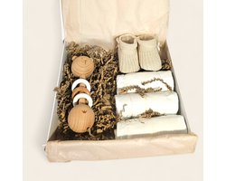 Luxe kraamcadeau baby – stijlvol en compleet geboorte cadeau - met rammelaar - slofjes - luiers in luxe magneetdoos