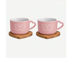 Luxe Roze Vlindermokken Set van 2 - Incl. 2 harten onderzettertjes van acacia hout - Vlindermokken – Roze Koffiemok & Theemok 370ml – Hartvormig Oor & Vlinder Reliëf – Cadeauset Porselein 9,8 x 7cm