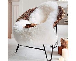 Luxe, ultrazachte pluche imitatie schapenvacht voor interieurdecoratie, geschikt voor op de vloer in de slaapkamer of op de bank. Kan ook worden gebruikt als stoelhoes, kussen, bankkussen of vloerkleed. Afmetingen: 60 cm × 90 cm. Kleur: ivoorwit.