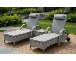 Luxueuze 3-delige Tuinligstoel Set met Tafel – Polyrotan + Metaalgrijs – 2 Verstelbare Ligstoelen met Kussens – Weerbestendig en Modern – Medahomestore