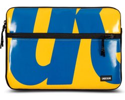 MacBook Air 13 inch hoes met voorvak (van gerecycled materiaal) - Geel-blauwe laptop sleeve of case voor de MacBook Air 13 inch M4 (2025/2024)