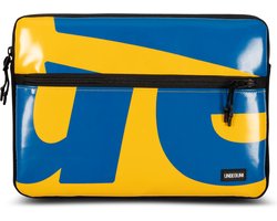 MacBook Pro 14 inch hoes met voorvak (van gerecycled materiaal) - Geel/blauwe laptop sleeve of case voor MacBook Pro 14 inch M4/M3 (2025) - Duurzame keuze