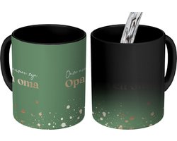 Magische Mok - 275ML - Koffiebeker - Mokken - Koffiemok - Koffietassen - Peter cadeau - Koffietas - Groen - 'Onze nieuwe namen zijn opa en oma' - Quotes - Spreuken - Theemok groot - Grote theemokken - Thee mok - Thee tas Meter vragen - Geschenk Opa