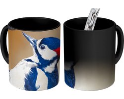 Magische Mok - Foto op Warmte Mokken - Koffiemok - Close-up van een grote bonte specht op een boomstam - Magic Mok - Beker - 350 ML - Theemok