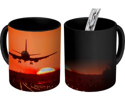 Magische Mok - Foto op Warmte Mokken - Koffiemok - Zonsondergang - Vliegtuig - Oranje - Zon - Magic Mok - Beker - 350 ML - Theemok