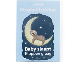 Magneetsticker - Baby Slaapt Kloppen Graag - Luiaard - Deur decoratie - Kraamcadeau - Deursticker - Dieren - Baby cadeau - inikini