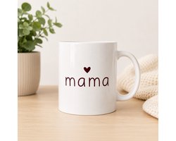 Mama Mok – Witte Koffiemok met Hartje – Cadeau voor Moeder – Keramische Mok 325ml – Vaatwasserbestendig