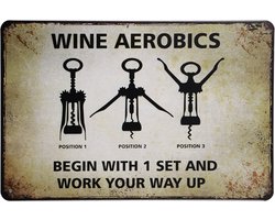 Mancave decoratie – Wine Aerobics – Wandbord – Tekstbord – Mancave – Muur decoratie – Metalen borden – Mancave decoratie - Metalen wandbord – Wijn accessoires - 20 x 30cm – Cave & Garden