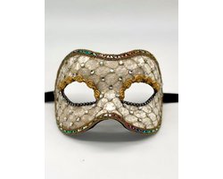 maskerade balmasker bedekt met wit fluweel, goud en strass steentjes.