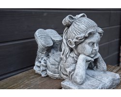 Meisje met boek, betonnen (tuin)beeld