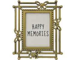 Met dit fotolijstje van kunststof kunt u uw favoriete foto / afbeelding op een mooie plaats zetten. Er past een afbeelding in met de maat van een pasfoto. Dit goudkleurige lijstje heeft aan de achterkant een standaard. Voor uzelf of Bestel Een Kado.