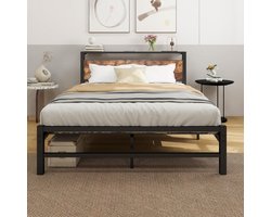Metal Bed Frame 140 x 200 cm - Houten Hoofdbord - Lattenbodem - Duurzaam - Makkelijk te Monteren voor Jongeren