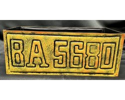 Metalen deco (planten) bakje met letters en cijfers - mat oker geel - Hoogte 8 x 21 x 10 cm - Exclusief plant - Woonaccessoires - Woondecoratie - Tuinaccessoires - Tuindecoratie