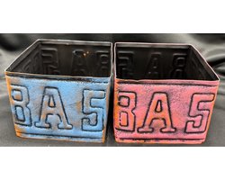 Metalen deco (planten) bakjes met letters en cijfers - Set van 2 stuks - mat blauw & oranje/roze - Hoogte 8 x 10 x 9.5 cm - Exclusief planten - Woonaccessoires - Woondecoratie - Tuinaccessoires - Tuindecoratie