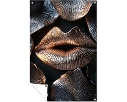 Metallic lippen met bloemblaadjes - Lippen posters - Tuinschilderij kantoor - Surrealisme - Wanddecoratie buiten - Decoratie muur - tuinposter 30x45 cm