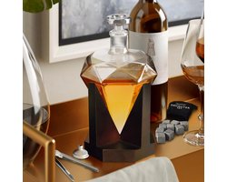 MikaMax Whiskey Karaf Diamant - Whiskey Decanter - Optimaal Behoudt van Whiskey Smaak - Inclusief Eiken Voet, Ijstang, Trechter, Fluwelen Zakje met 9 Whisky Stenen - 850ml