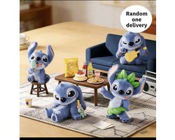 Miniso Disney Stitch By Your Side Series Figuur Blind Box, INS Esthetiek, Exquise Sculptuur & Levendige Kleur, Bureau Planken, Ideaal Verjaardagscadeau, PVC Materiaal (1 PC Willekeurige Levering)