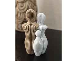 Modern Familie Beeldje – 14,5 cm – Abstract Design – Hout en Witte Kleuren – Gezinsbeeld met 1 kind – Decoratief Beeld voor Woonkamer of Kantoor